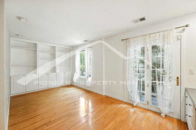 Building Photo - Luxury Meets Location – Impeccable 5BR Hom...