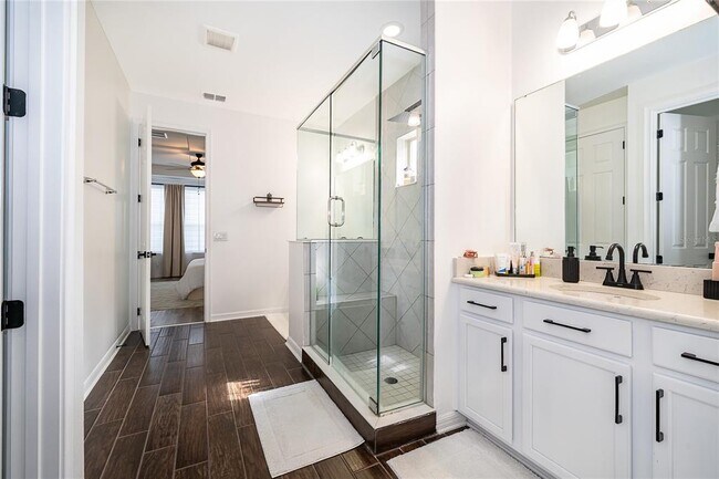 Building Photo - 2022 Redbay Ave