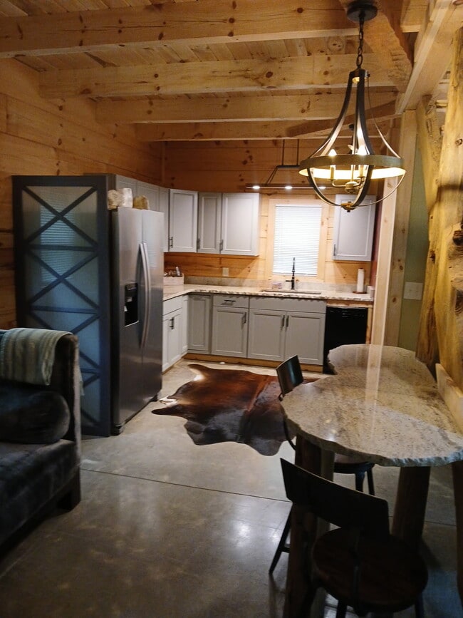 Building Photo - 130 Forest Ridge Dr