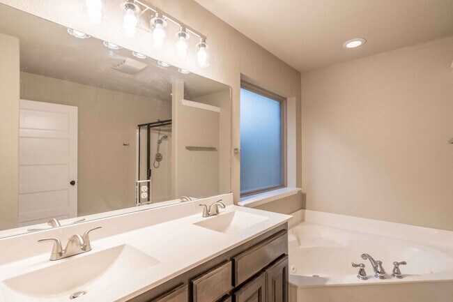 Building Photo - Large 3 Bed 2 Bath House in Broken Arrow - Available Mid March