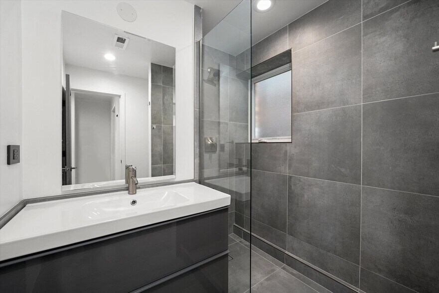 Building Photo - 2915 W Lyndale St