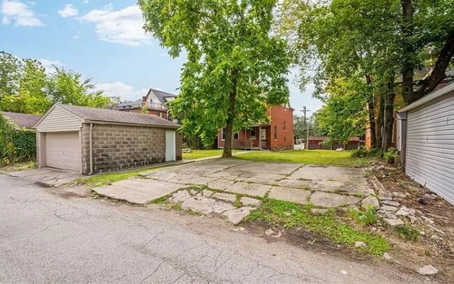 Building Photo - Beautifully remodeled 6 BR, 1.5 Bath brick home on level double-lot in Wilkinsburg!
