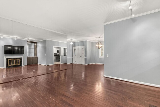 Building Photo - Townhome LOCATION!