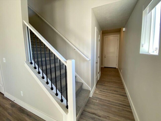 Building Photo - 3 bed 2.5 Bath Clean and Move-in Ready