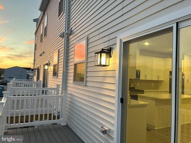 Building Photo - 507 Titanium St