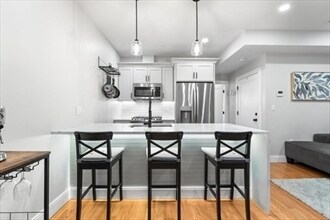 Building Photo - 176 W 7th St