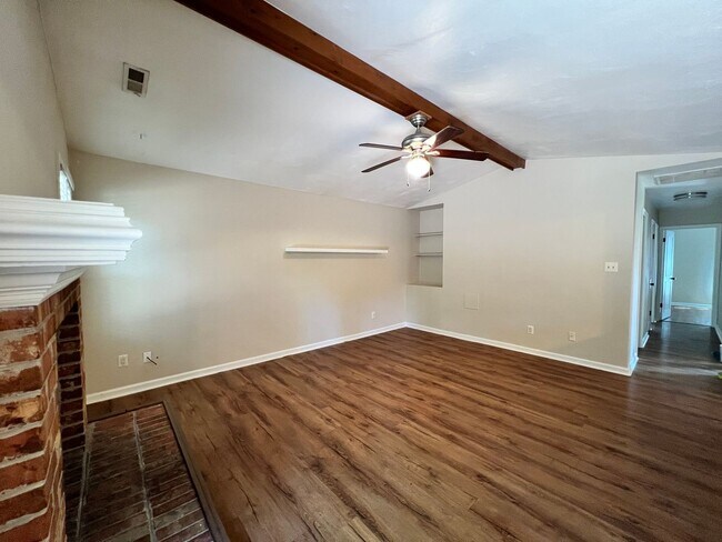 Building Photo - Updated brick ranch in REDWING