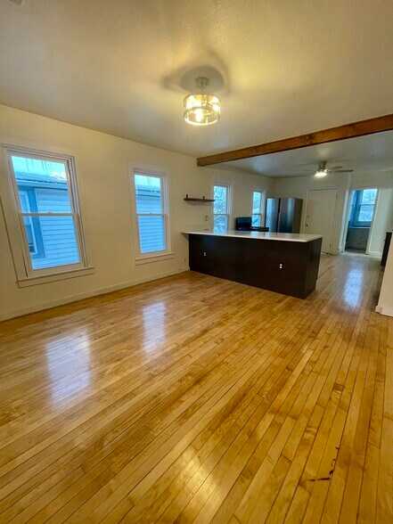 Primary Photo - 439-441 E Dover St