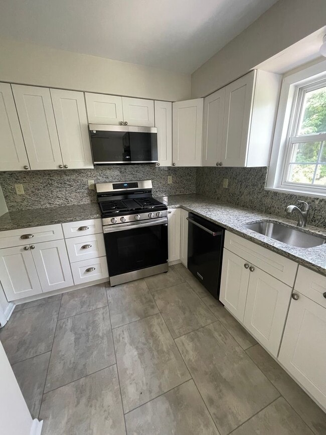 Building Photo - 3 Bed 1.5 Bath Updated Townhouse in Manche...