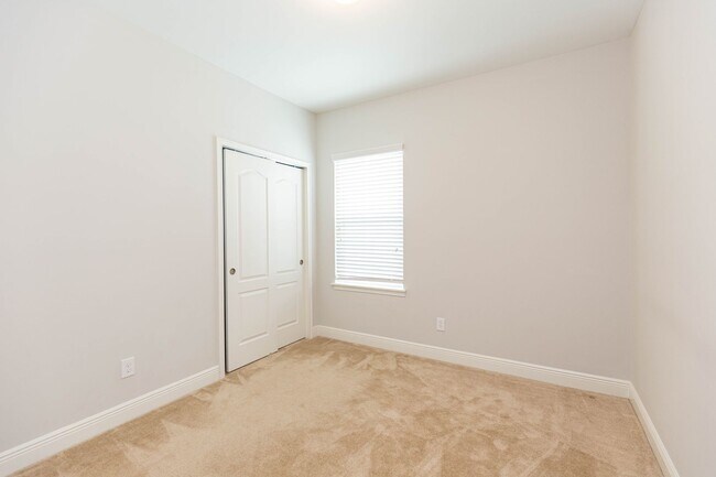 Building Photo - AVAILABLE ON 06/01 - 3 bedroom and 2.5 bat...
