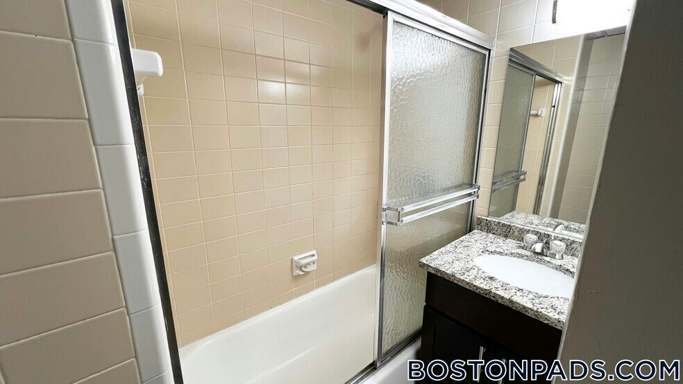 Building Photo - 62 Boylston St