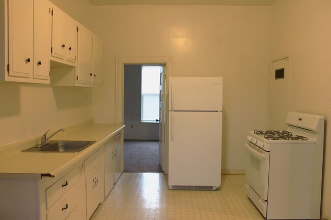 Building Photo - 122-124 Leland St