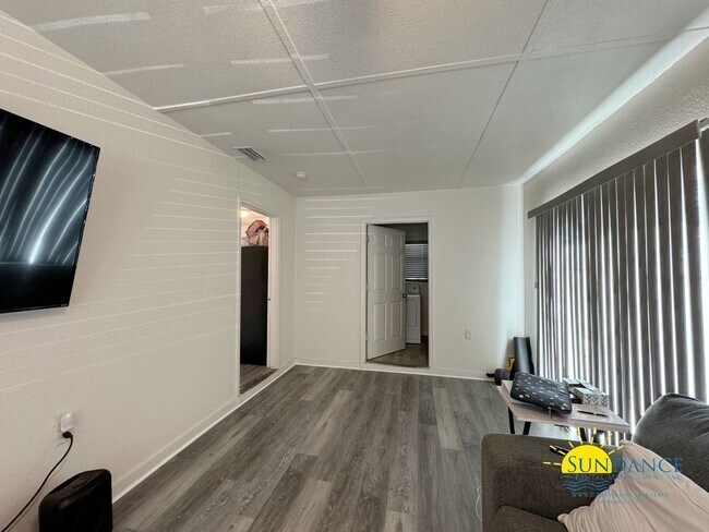 Building Photo - 3 Bedroom with Bonus living room!