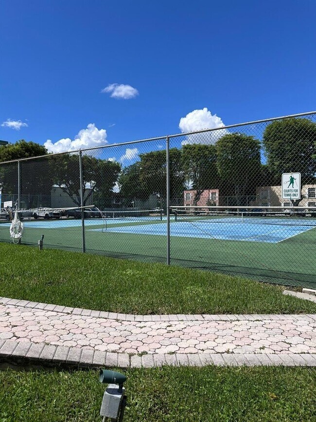 Building Photo - 10786 N Kendall Dr