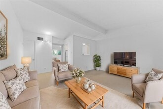 Building Photo - 1907 Fairlawn Ln