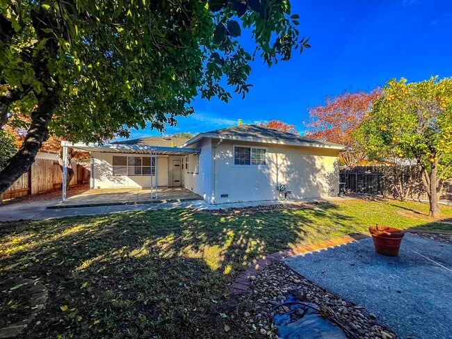 Building Photo - Charming Three Bedroom West Park Neighborh...