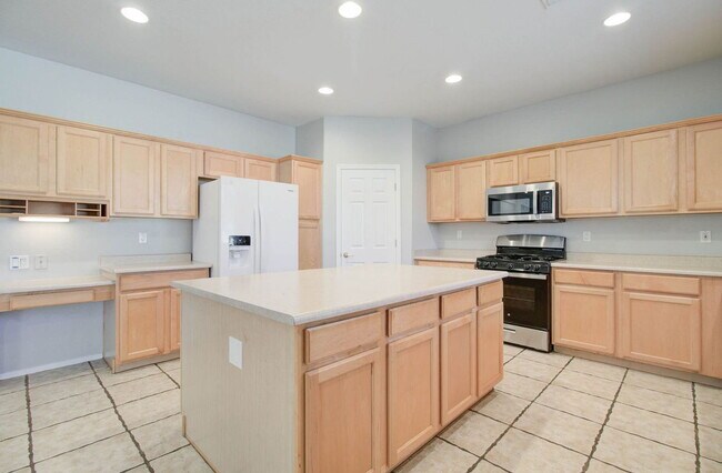 Building Photo - 2026 E County Down Dr