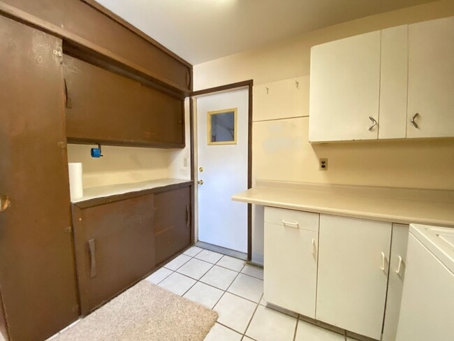 Building Photo - 3 Bedroom Home in Merrillville, IN