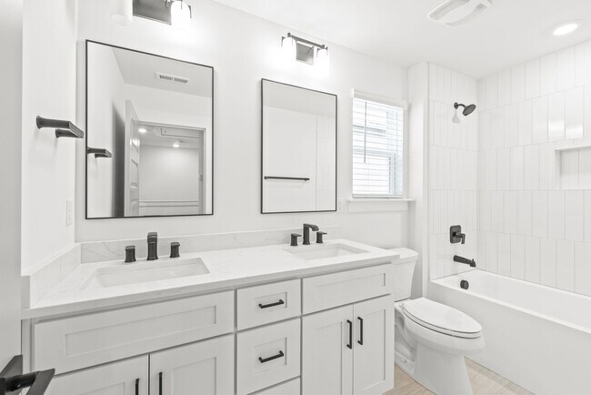 Building Photo - Move-in Ready Townhome in Westerly Hills