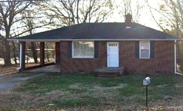 Building Photo - 2BR Brick Ranch w/ Carport in Duncan