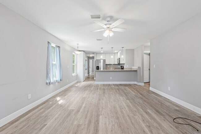 Building Photo - Charming 3-Bedroom Home in Pensacola – Clo...