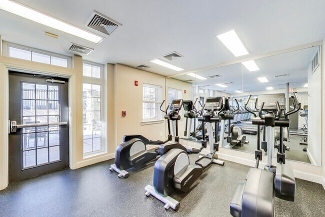 Building Photo - Light-filled 2bd/2ba right on S Four Mile Run $2850