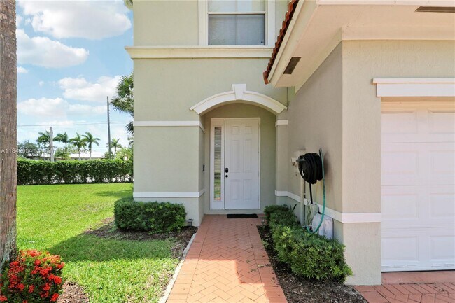Building Photo - 6047 Seminole Gardens Cir