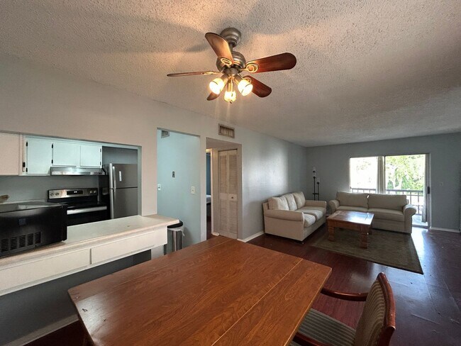 Building Photo - Spacious 1/1 with Balcony with Sunset Views