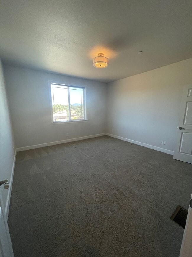 Building Photo - NEWER BUILT 3 BED/2 BATH HOME