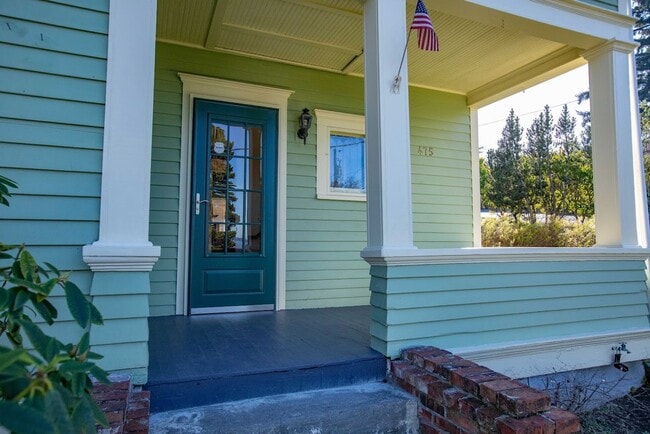 Building Photo - Gorgeous Vintage Home in Downtown Langley with Detached Guest Studio!!