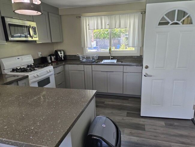 Building Photo - Central, 4 Parking Available, Furnished or...
