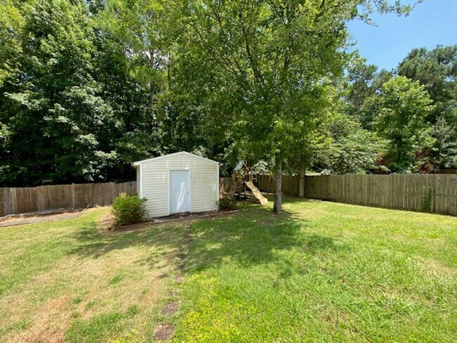 Building Photo - Welcome to this stunning 3-bedroom, 2-bath...