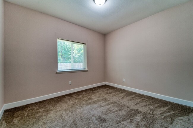 Building Photo - Like new home in Olivehurst