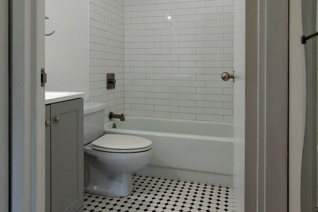 Building Photo - Streeterville Upgraded 2b/2b High-rise Condo