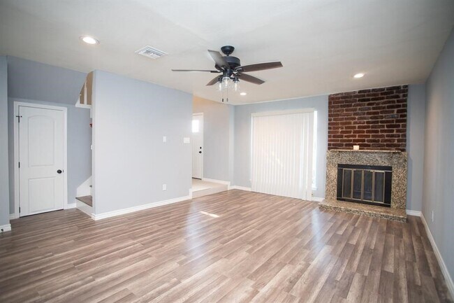Building Photo - 5821 W Sunforest Dr