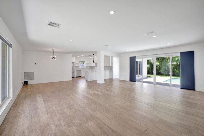 Building Photo - 2141 NE 62nd Ct