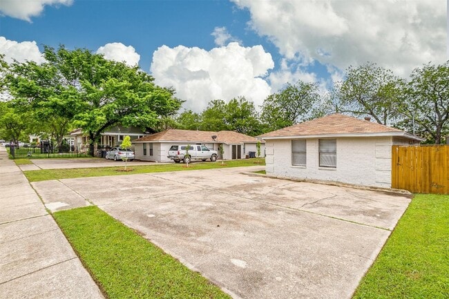 Building Photo - Charming 2-Bed Haven with Granite Touches in Prime Fort Worth Location!