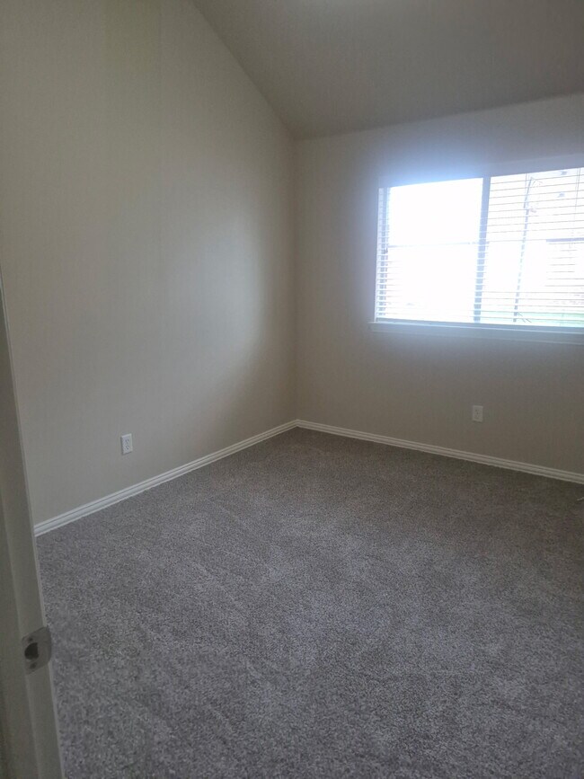 Building Photo - 709 Shady Meadow Ln