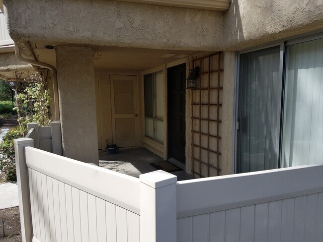 Building Photo - 1 BED/ 1 BATH CONDO