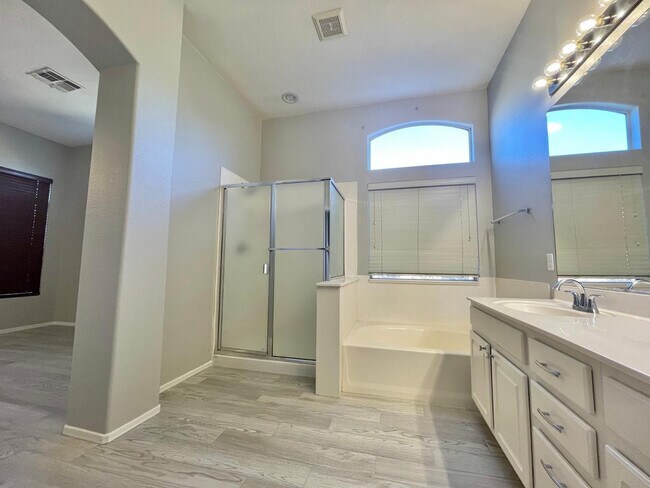 Building Photo - 686 W Del Rio St