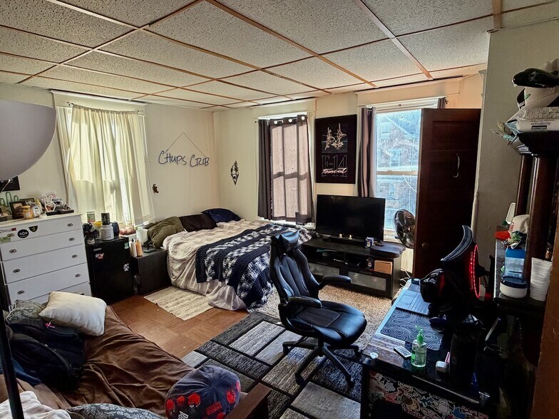 Building Photo - 2346 Stratford Ave