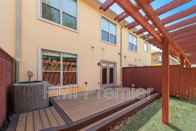 Building Photo - 321 Metropolitan Dr