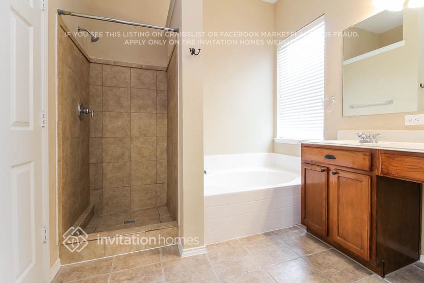 Building Photo - 15453 Yarberry Dr