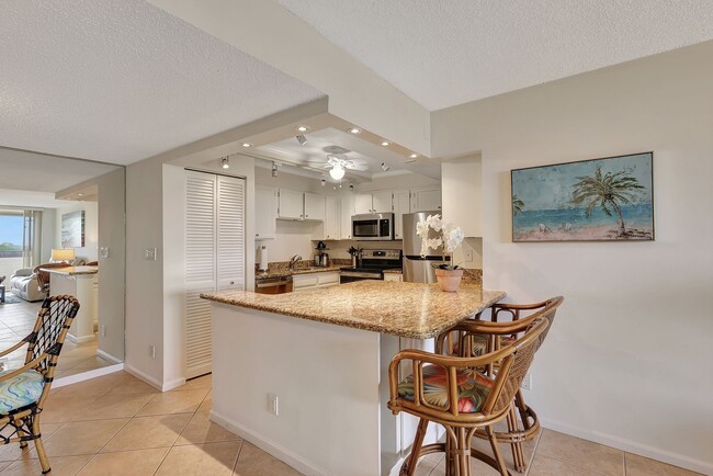 Building Photo - For Annual Rent 2 Bedroom 2 Bath Updated B...