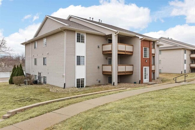 Building Photo - 2432 Rushmore Dr