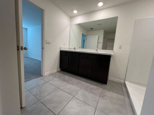 Building Photo - 4 Bedroom, 2 Bathroom Home in the Highly D...