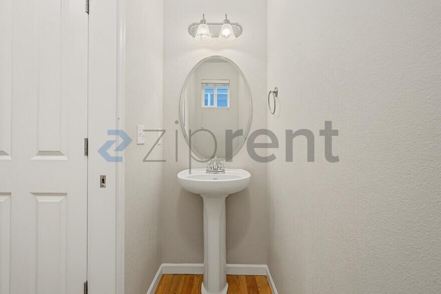 Building Photo - Unit
