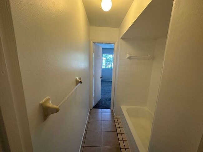 Building Photo - GREAT 2/2.5 Townhome Near UCF! Available Now!