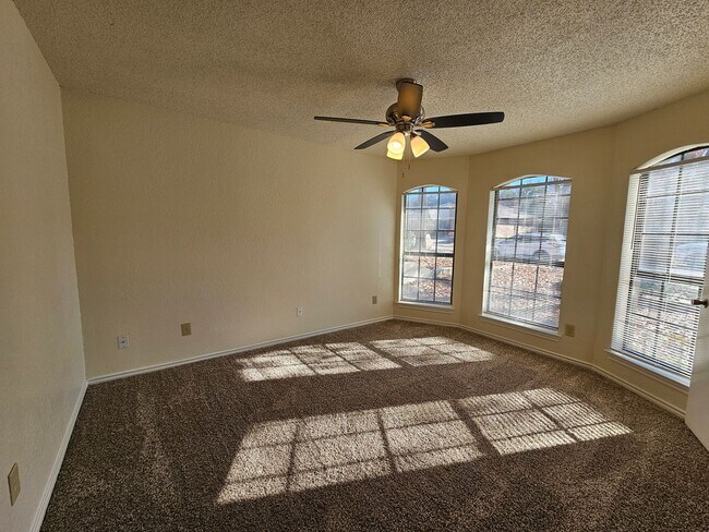 Building Photo - Charming home located in the well-maintain...