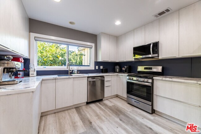 Building Photo - 1112 S Highland Ave